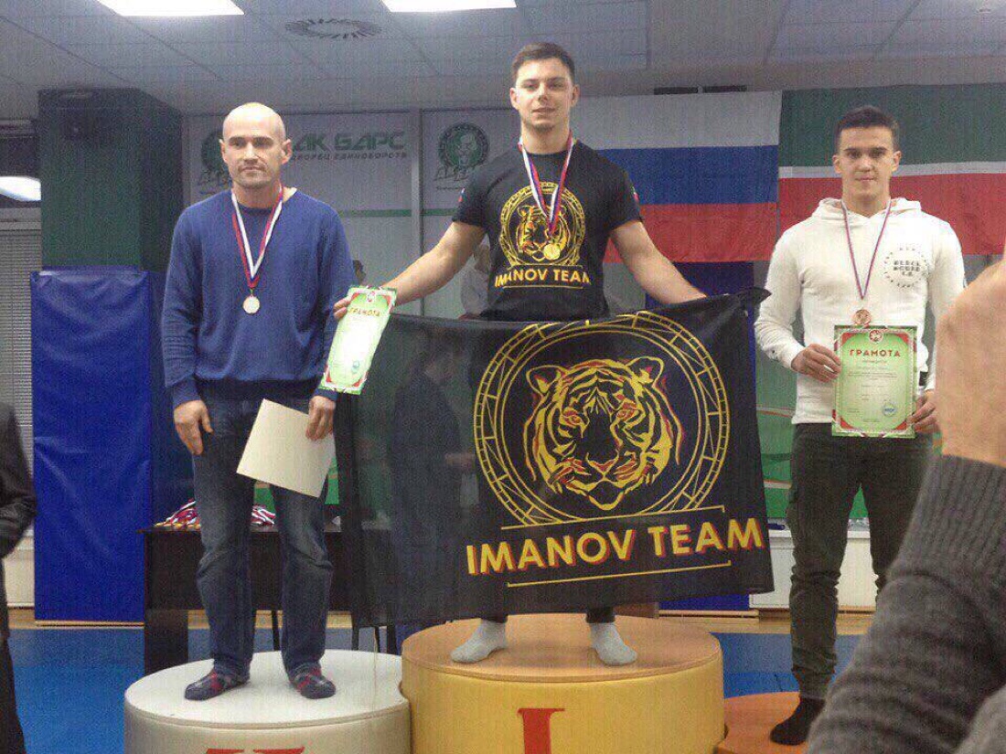 Михаил Эмирсуинов на первом месте пьедестала с золотой медалью