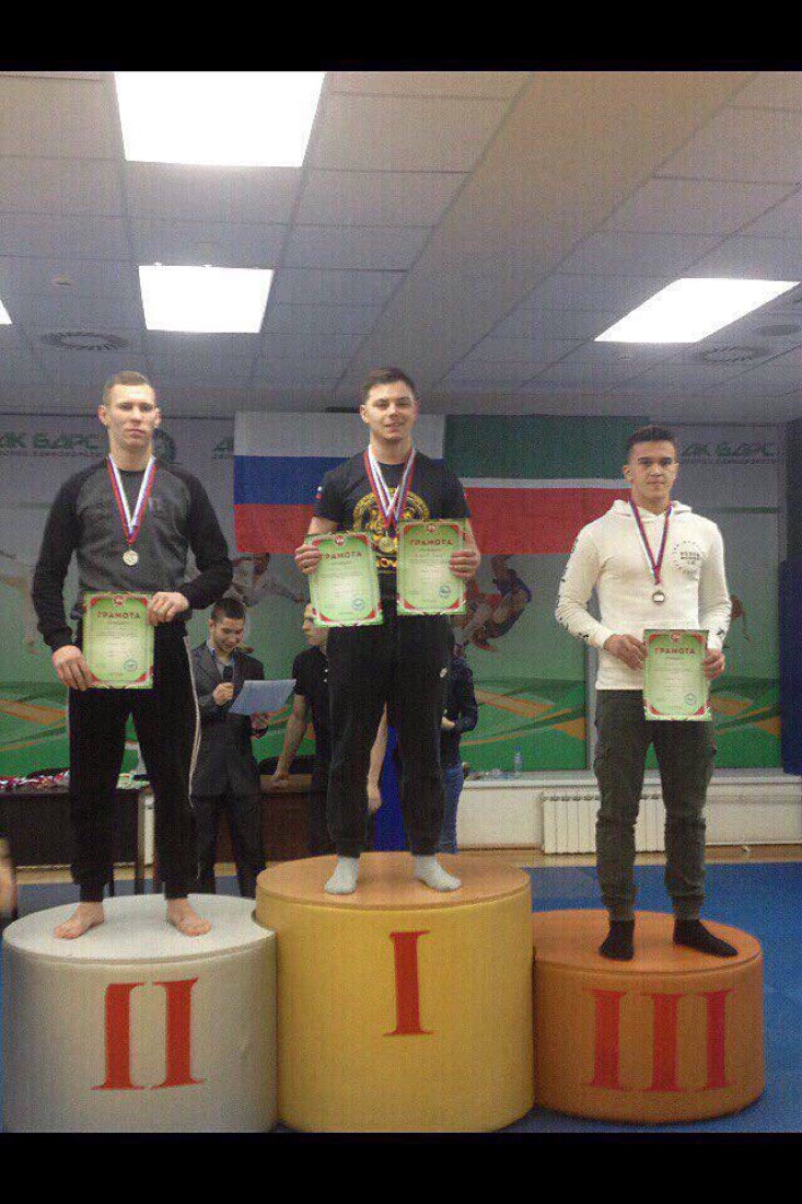 Михаил Эмирсуинов на первом месте пьедестала с медалью и грамотами, Казань